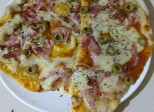 Una foto de Pizza casera con pan pita