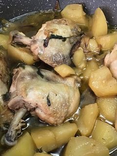 Una foto de Pollo con cebollas en ajada con perejil y vino