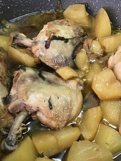 Una foto de Pollo con cebollas en ajada con perejil y vino