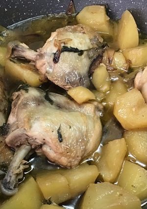 Foto principal de Pollo con cebollas en ajada con perejil y vino