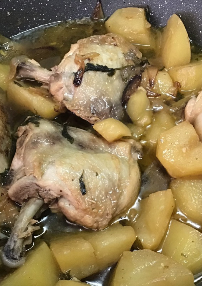 Una foto de Pollo con cebollas en ajada con perejil y vino