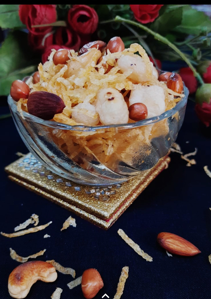 आलू और ड्राई फूट्स की नमकीन (aloo aur dry fruits ke namkeen recipe in HIndi) रेसिपी मुख्य फोटो