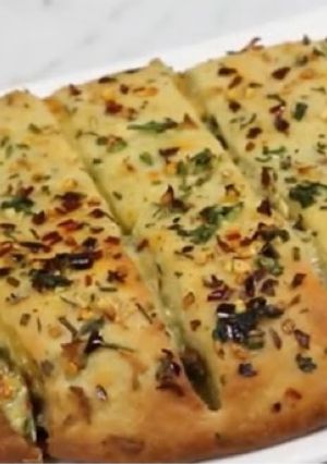 ચીઝી સ્ટફ ગાલીઁક બ્રેડ (Cheesy Stuffed Garlic Bread Recipe In Gujarati) રેસીપી મુખ્ય ફોટો