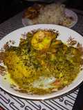 Encocado de lebranche y mariscos con monedas de plátano verde y arroz blanco con cucayo