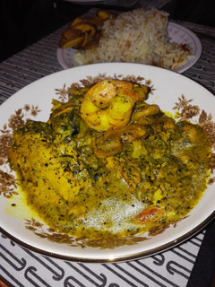 Una foto de Encocado de lebranche y mariscos con monedas de plátano verde y arroz blanco con cucayo