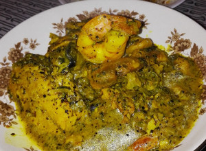 Una foto de Encocado de lebranche y mariscos con monedas de plátano verde y arroz blanco con cucayo