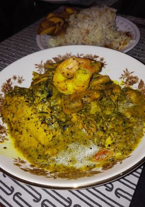 Una foto de Encocado de lebranche y mariscos con monedas de plátano verde y arroz blanco con cucayo