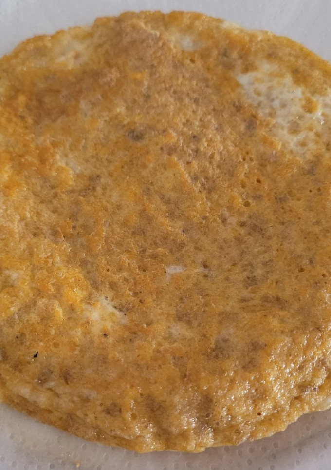 Una foto de Tortilla de verano con llardons (chicharrones) en un plis plas con Thermomix