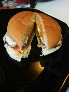 Una foto de Hamburgesa con huevo y queso
