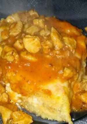 Una foto de Polenta con salsa con pollo y queso