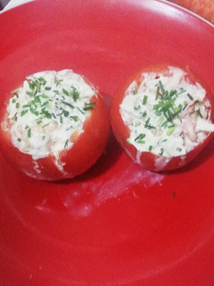 Una foto de Tomate relleno con ciboulette y mayonesa