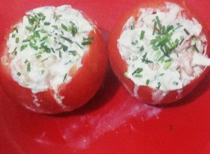 Una foto de Tomate relleno con ciboulette y mayonesa