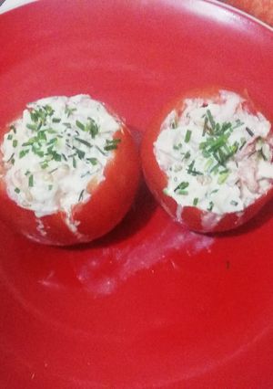 Una foto de Tomate relleno con ciboulette y mayonesa
