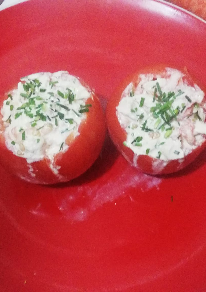 Una foto de Tomate relleno con ciboulette y mayonesa