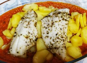 Foto principal de Pisto y pescado blanco con patatas. Menú en Thermomix