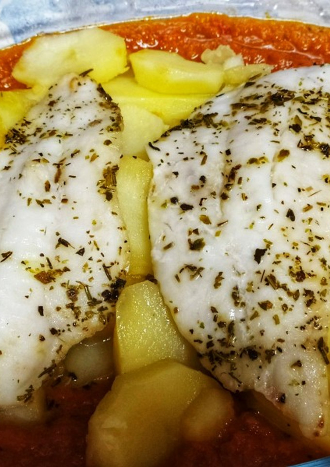 Una foto de Pisto y pescado blanco con patatas. Menú en Thermomix