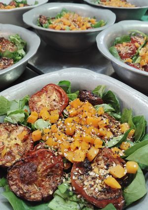 Una foto de Ensalada de tomates confitados y zapallo