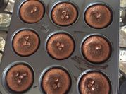 Una foto de muffins con mantequilla de mani