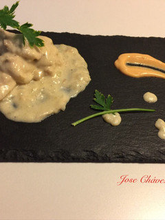 Una foto de Pechugas pollo con salsa de queso
