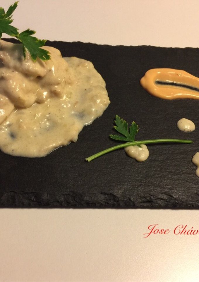 Una foto de Pechugas pollo con salsa de queso