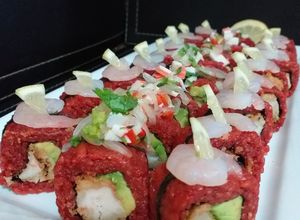 Una foto de Sushi color red avocado