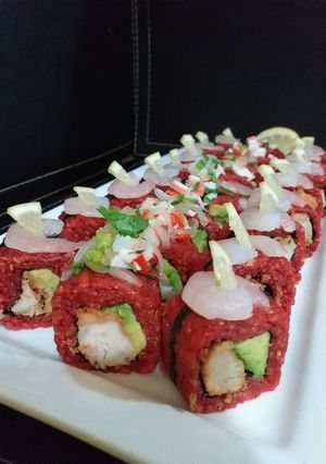 Una foto de Sushi color red avocado