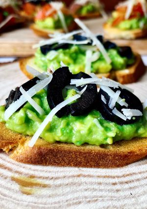 Hình của món Bruschetta Bơ, Olive 🫒 & Phô Mai Parmesan.