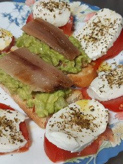 Una foto de Tosta de guacamole y sardina ahumada con tomate y mozzarella