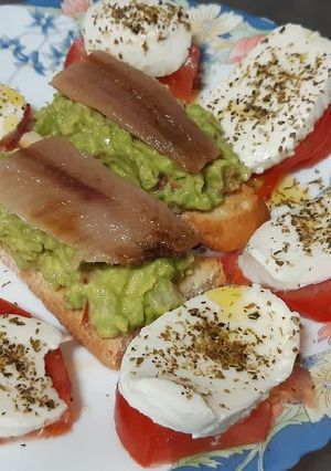 Foto principal de Tosta de guacamole y sardina ahumada con tomate y mozzarella