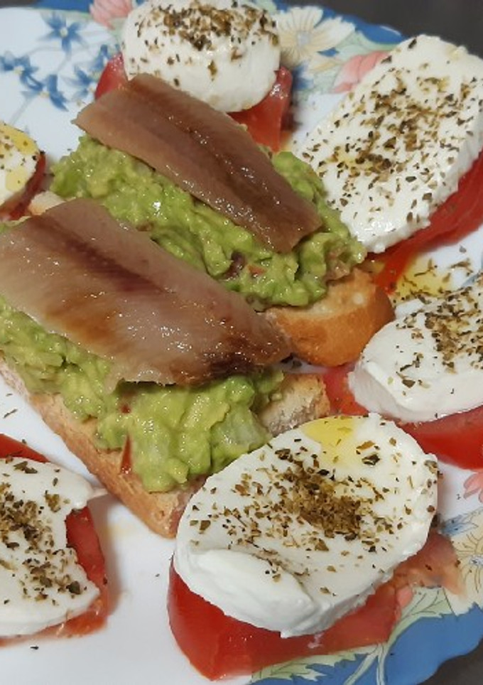 Una foto de Tosta de guacamole y sardina ahumada con tomate y mozzarella