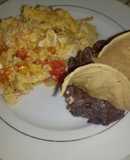 Huevo con tomate cherry y poro
