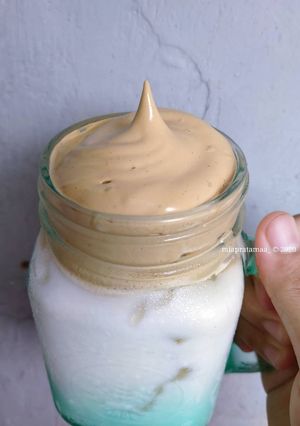 Foto resep Dalgona Coffee no mixer (Hasil Berjambul)