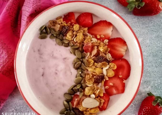 Strawberry Yoghurt Breakfast Bowl