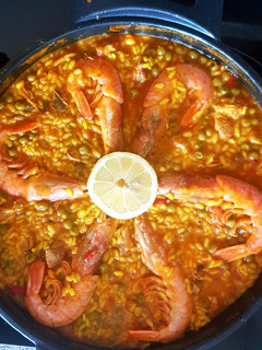 Una foto de Arroz con costilla, calamar y gambas