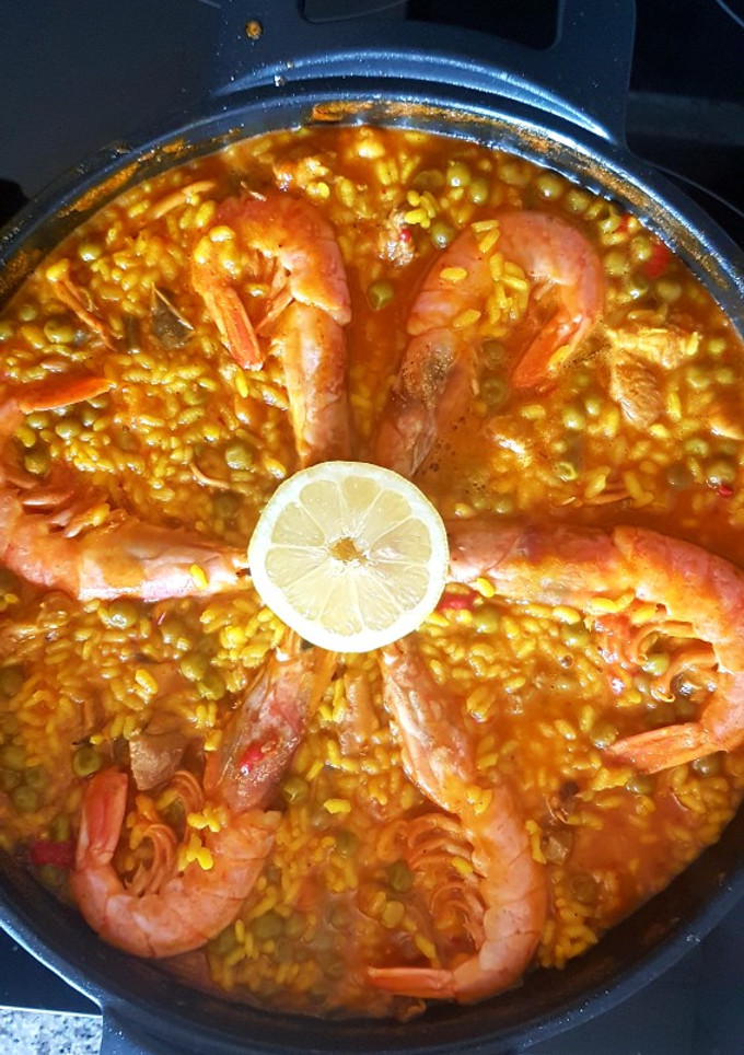 Una foto de Arroz con costilla, calamar y gambas