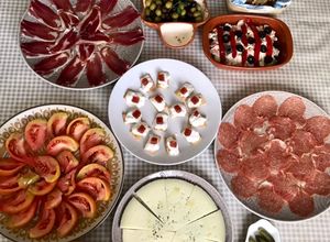 Una foto de Tapas para el aperitivo 🍻!! Celebramos dos cumpleaños 🎈!!