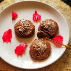 A picture of Banana chocolate tortino(Italian dessert).