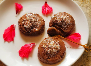 A picture of Banana chocolate tortino(Italian dessert).