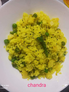 आलू पोहा (aloo poha recipe in Hindi) रेसिपी मुख्य फोटो