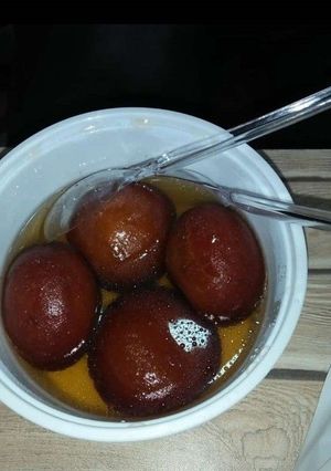 A picture of Gulab jamun.
