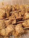 Brochetas de pollo Satay en estuche de vapor Lékué