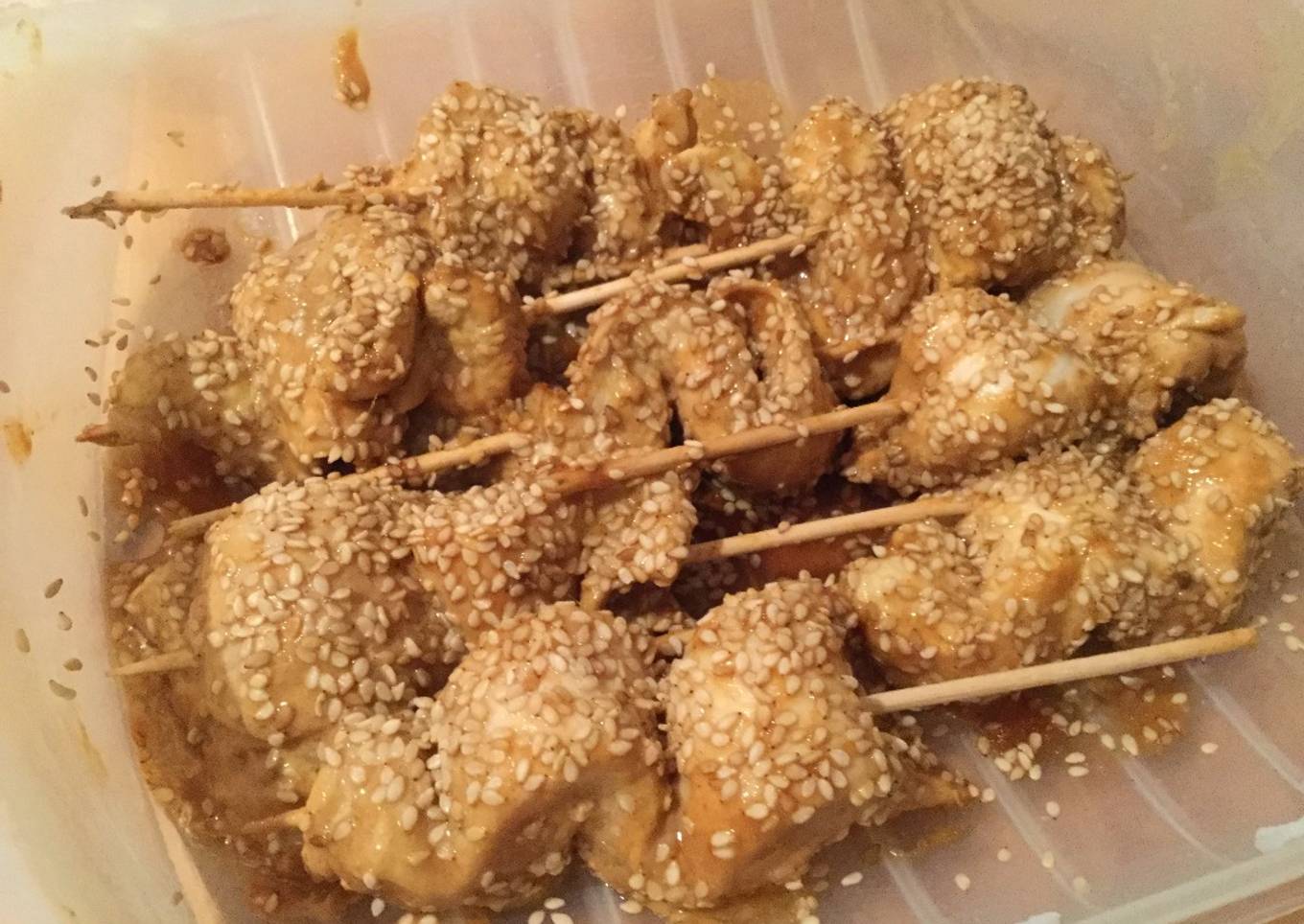 Brochetas de pollo Satay en estuche de vapor Lékué