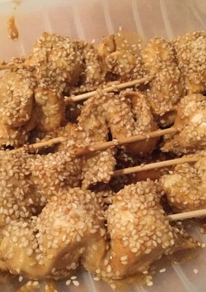 Una foto de Brochetas de pollo Satay en estuche de vapor Lékué