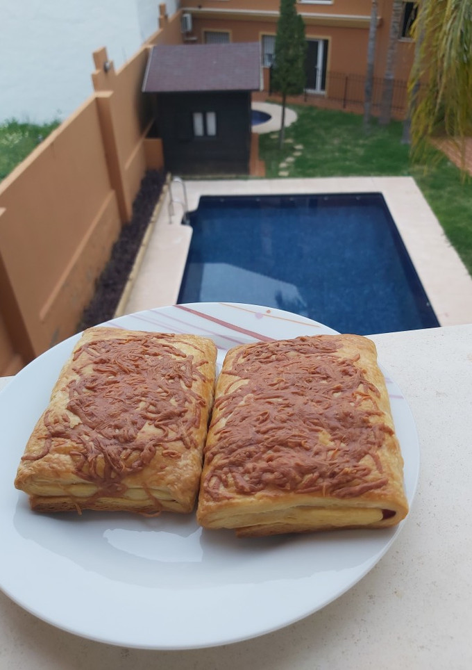 Una foto de Napolitanas de jamón York y queso