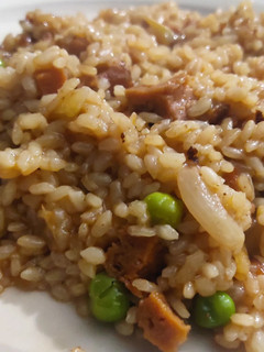 Una foto de Arrocito vegano con panceta y arvejas frescas