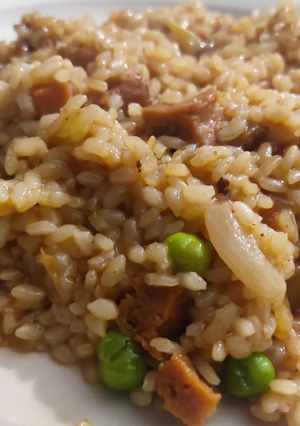 Una foto de Arrocito vegano con panceta y arvejas frescas