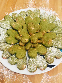 Una foto de Galletas de té matcha con chips de chocolate blanco