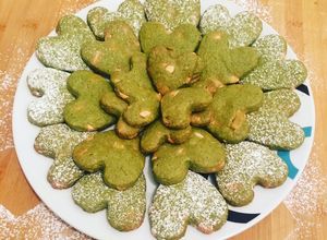 Foto principal de Galletas de té matcha con chips de chocolate blanco