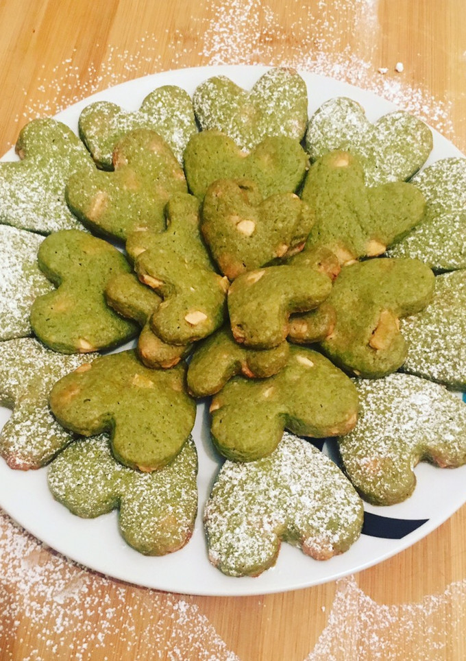 Una foto de Galletas de té matcha con chips de chocolate blanco
