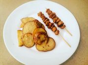 Una foto de brochetas pechuga apanada